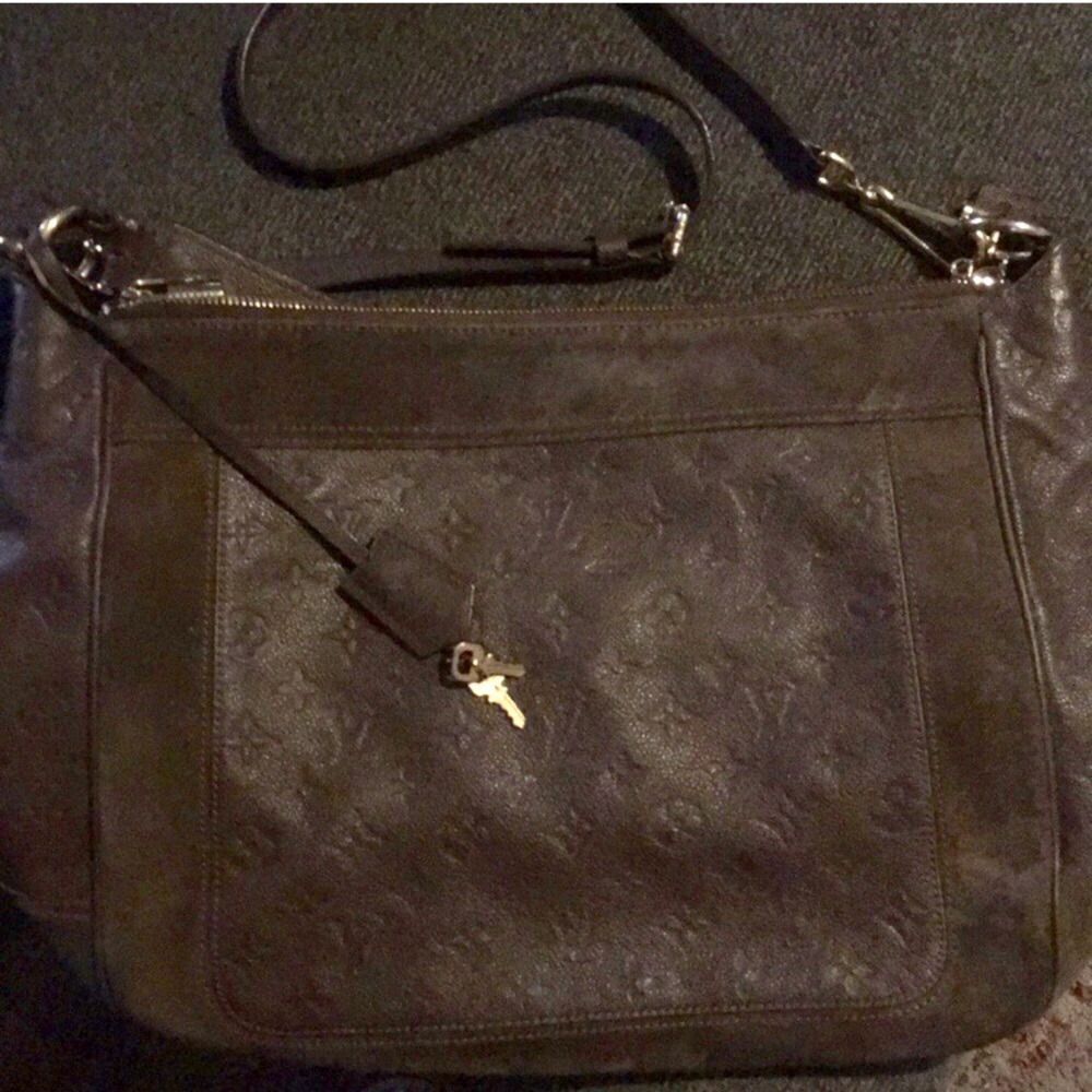 Large Louis Vuitton purse